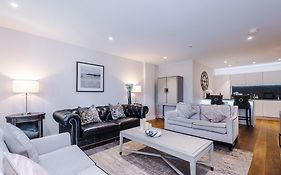 The Monochrome Suite At Ryedale House - Free Parking